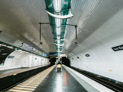 Trei femei, rănite cu cuțitul la metrou în Paris (sursa: Pexels/Masood Aslami)