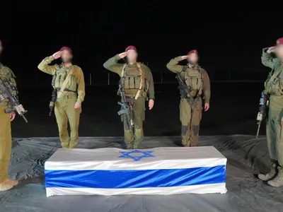 Ostaticii israelieni (Gaza), umiliți înaintea eliberării (sursa: Facebook/Israel Defense Forces)