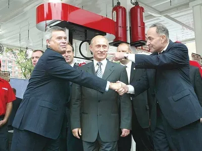 România finanțează războiul Rusiei, prin Lukoil. În imagine, Alekperov (stânga), Putin și Chuck Schumer, la deschiderea unei benzinării Lukoil în New York (sursa: kremlin.ru)