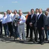 FOTO 15 politicieni și demnitari, cu Bode și Tudose în frunte, se înghesuie în poză la inaugurarea a 12 km de autostradă