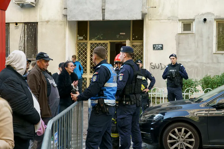 Jandarmi în zona exploziei din Rahova (sursa: Inquam Photos/Tudor Pana)