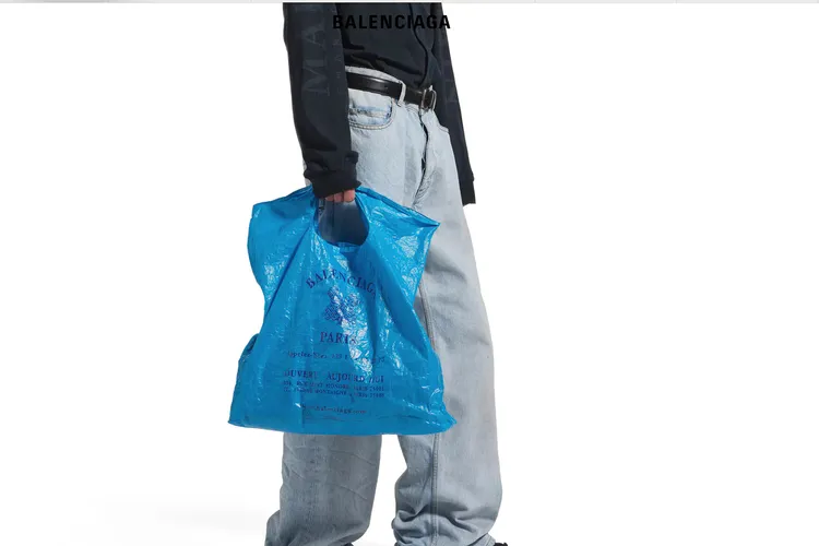 Balenciaga, punga de plastic de lux (sursa: balenciaga.com)
