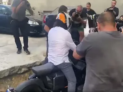 Tatăl șoferului drogat a cedat nervos și a intrat cu motocicleta în jurnaliști Foto: Captură video