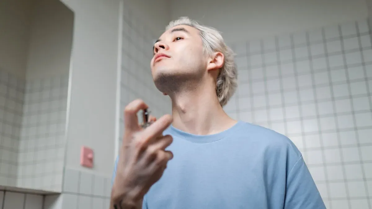 Adolescenții, atrași de parfumuri pe TikTok (sursa: Pexels/Ron Lach)