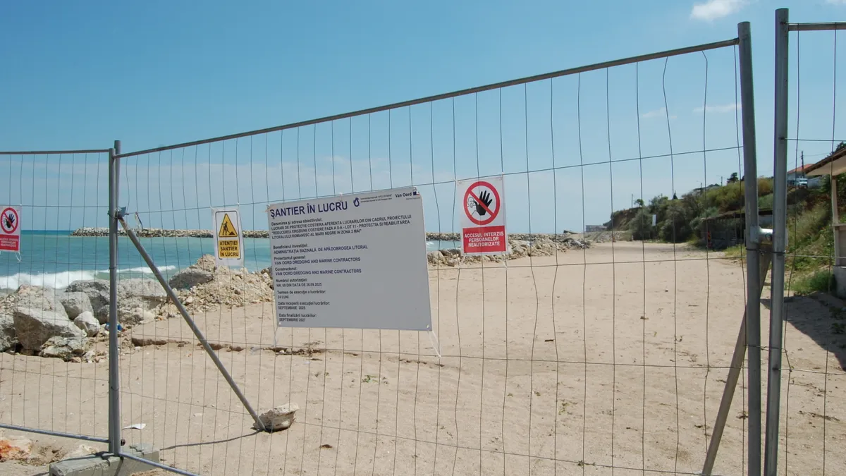 Gard de protecție pentru șantier în lucru pe plaja 2 mai
