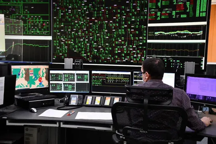 Un fost ministru al Energiei acuză ANRE că ține blocate capacități de producție de energie de 500 MW. Cum se apără ANRE