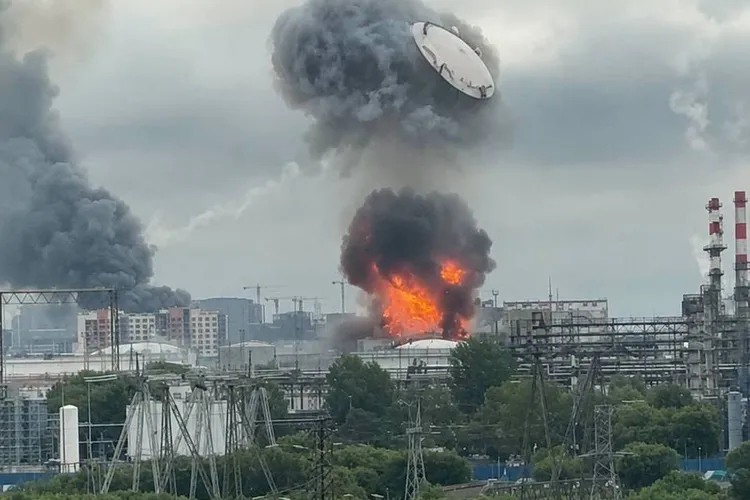 Explozia la rafinaria din Moscova a aruncat în aer un capac uriaș Foto: Facebook