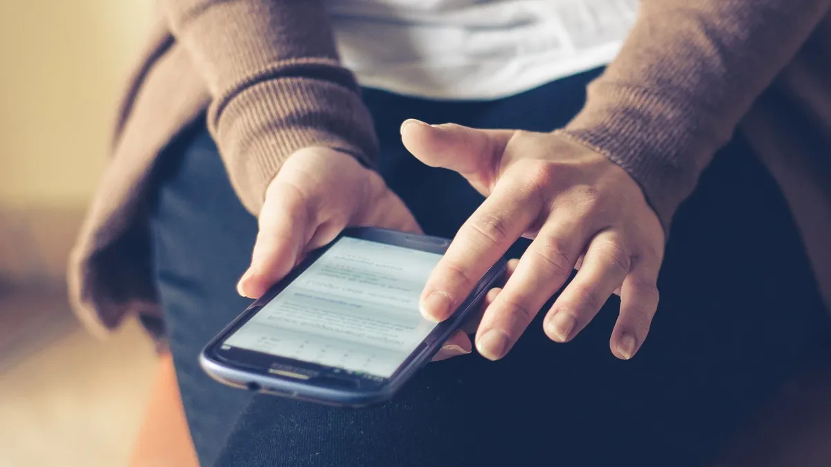Persoană care utilizează un telefon mobil
