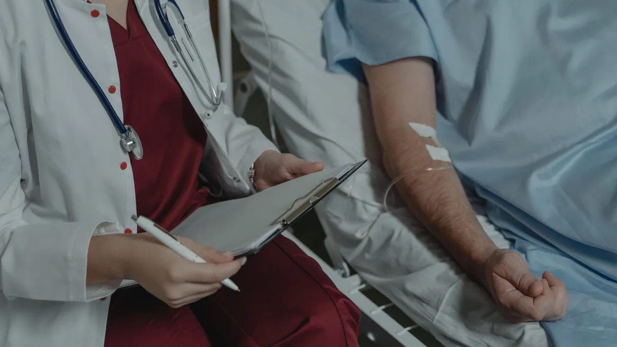 Pensionar la spital, aflat în timpul unei proceduri de investigație