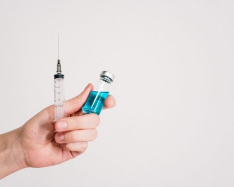 Pfizer pregătește vaccinul împotriva Omicron