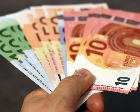 Românii au printre cele mai mici salarii