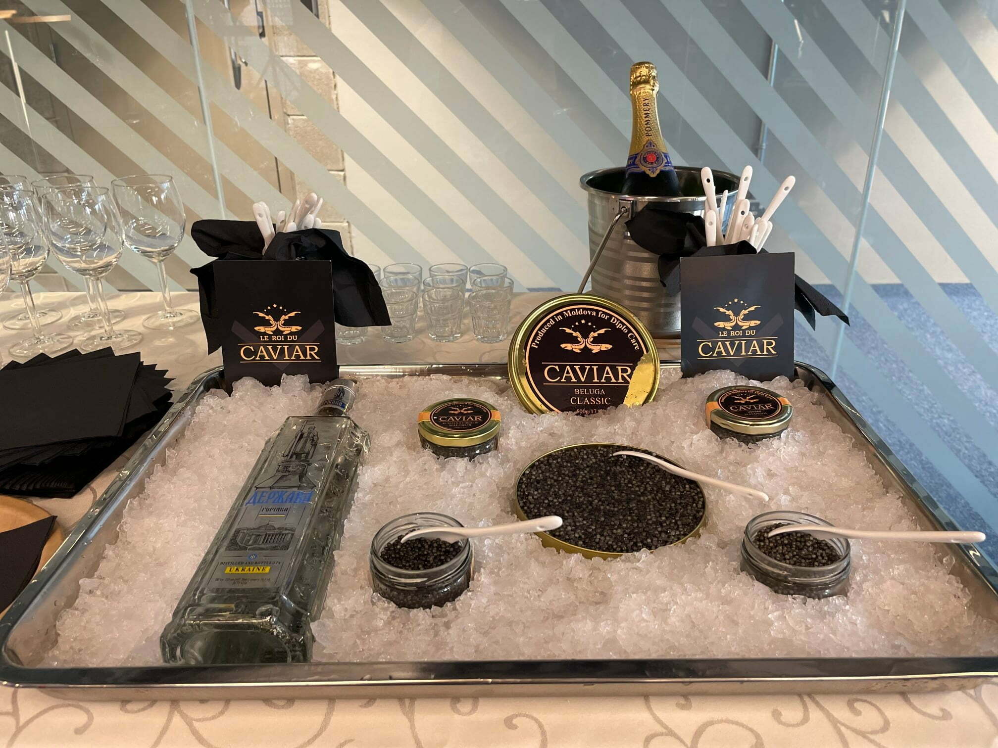 Expoziția României: caviar rusesc vodcă ucraineană