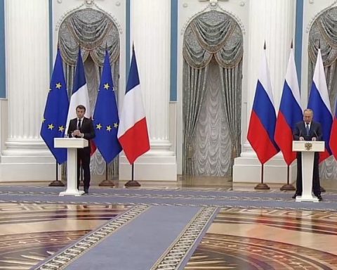 Macron a discutat cu Putin despre criza ucraineană