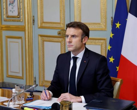 Macron strâns cu ușa de opoziție