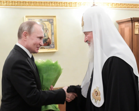 Patriarhul Kirill își minte în față enoriașii