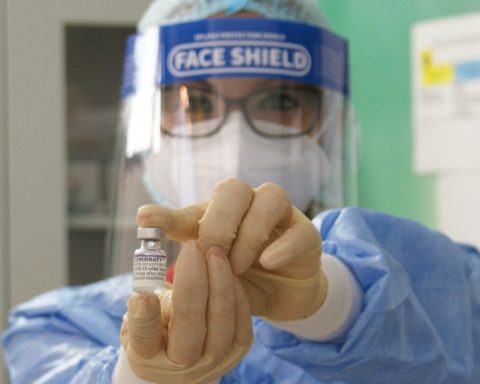 România vinde și donează doze de vaccin anti-COVID rovaccinare