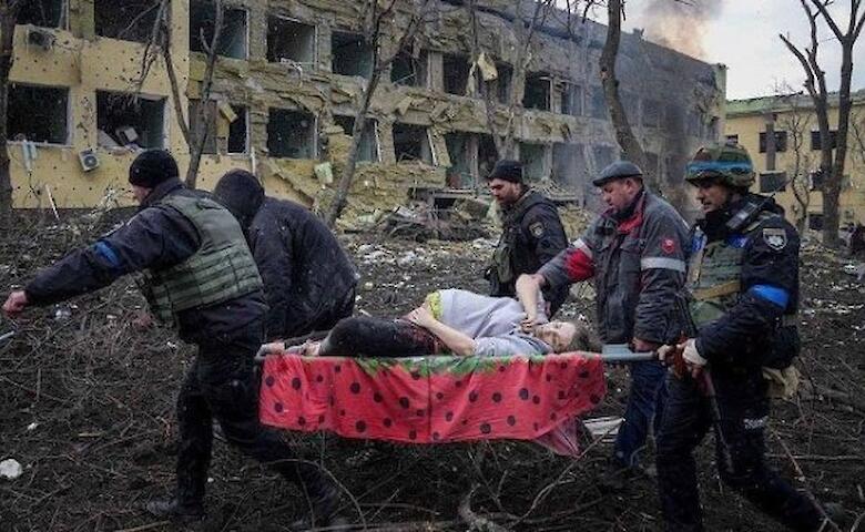 Ucrainenii își îngroapă morții în gropi comune
