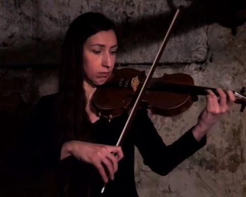 Violonistă din Harkiv cântă în adăpost