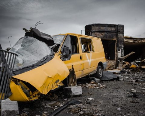 Patru autobuze cu civili au fugit din Mariupol