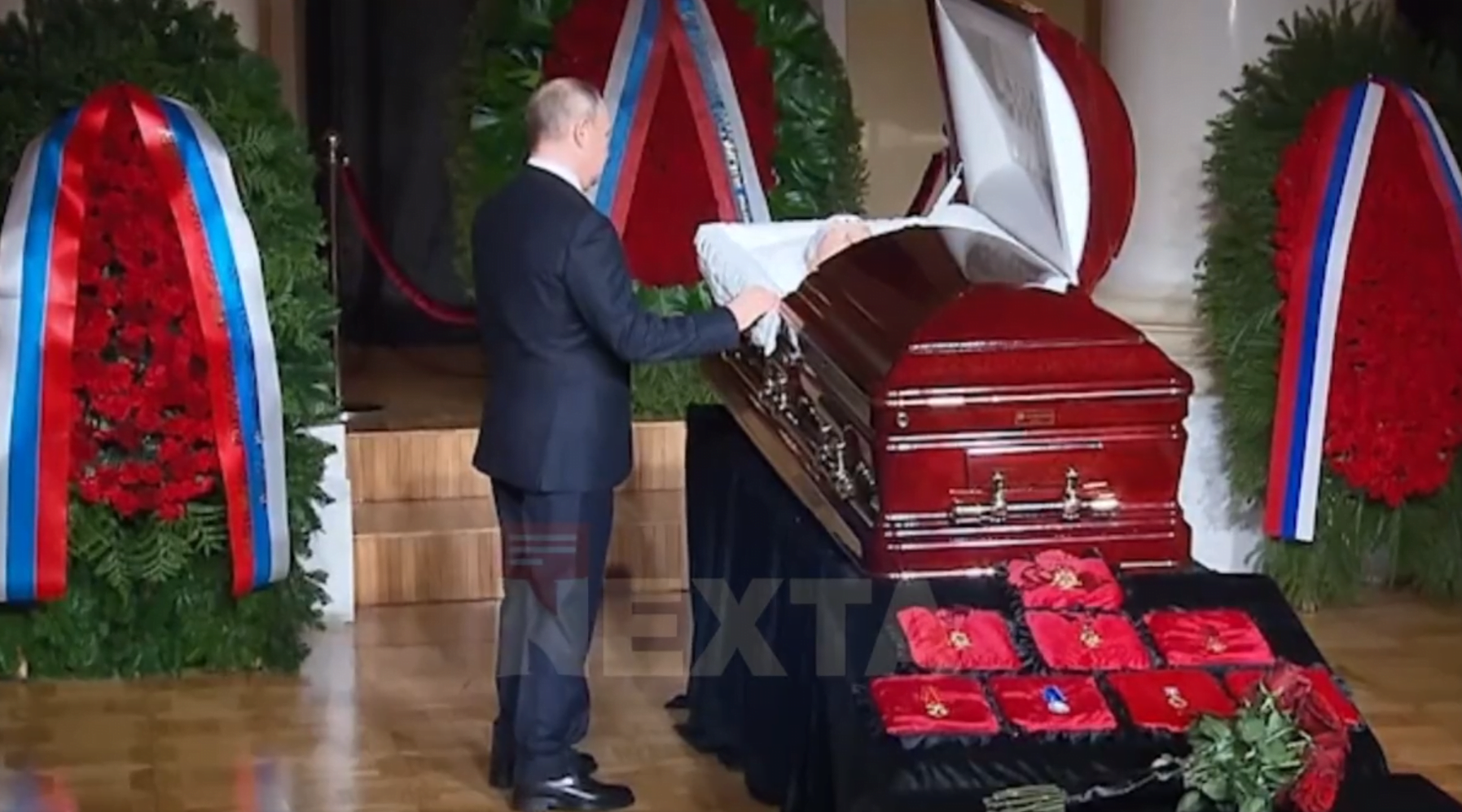 Putin a ieșit din grotă pentru înmormântarea lui Jirinovski