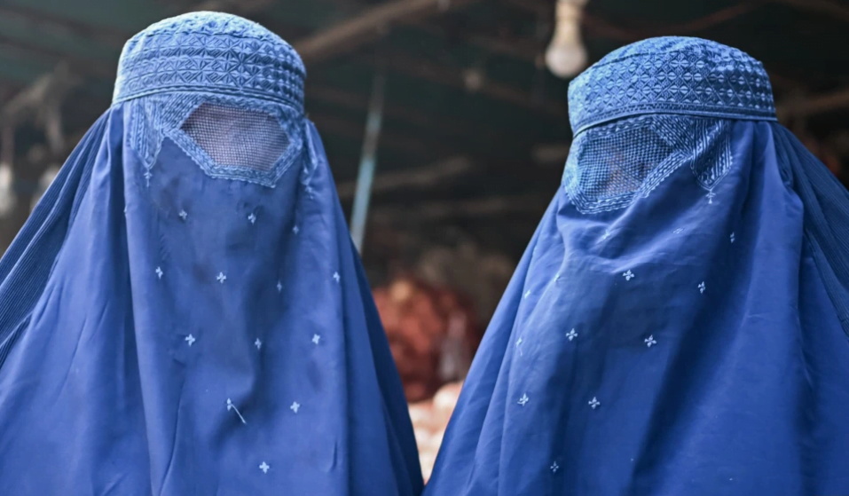Talibanii acoperă fețele femeilor din Afganistan