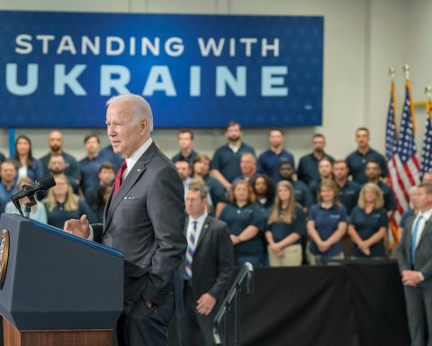 Biden trimite iar arme în Ucraina