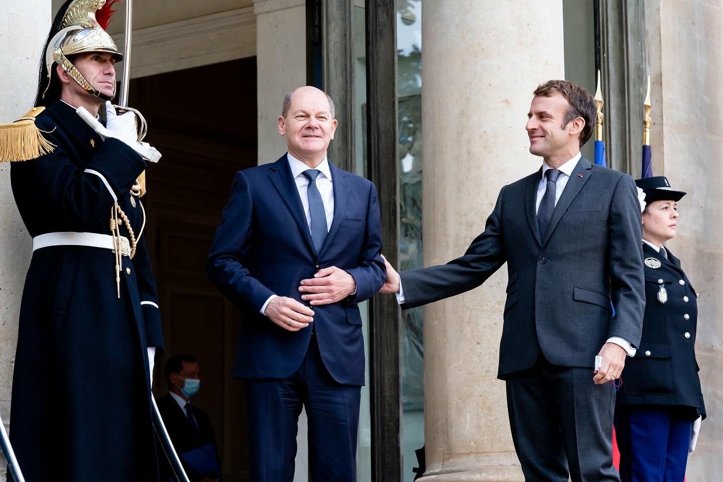 Macron cedează merge și la Kiev