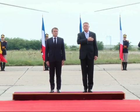 Macron primit de Iohannis la Baza Kogălnicean