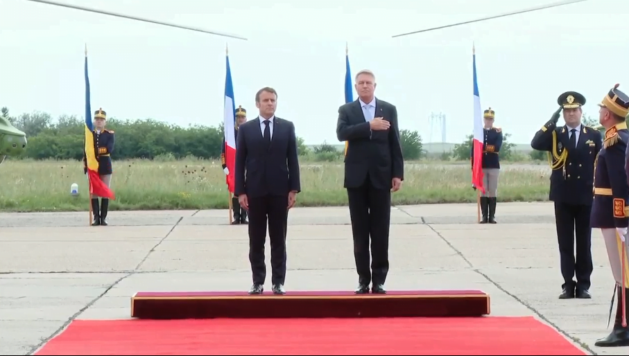 Macron primit de Iohannis la Baza Kogălnicean