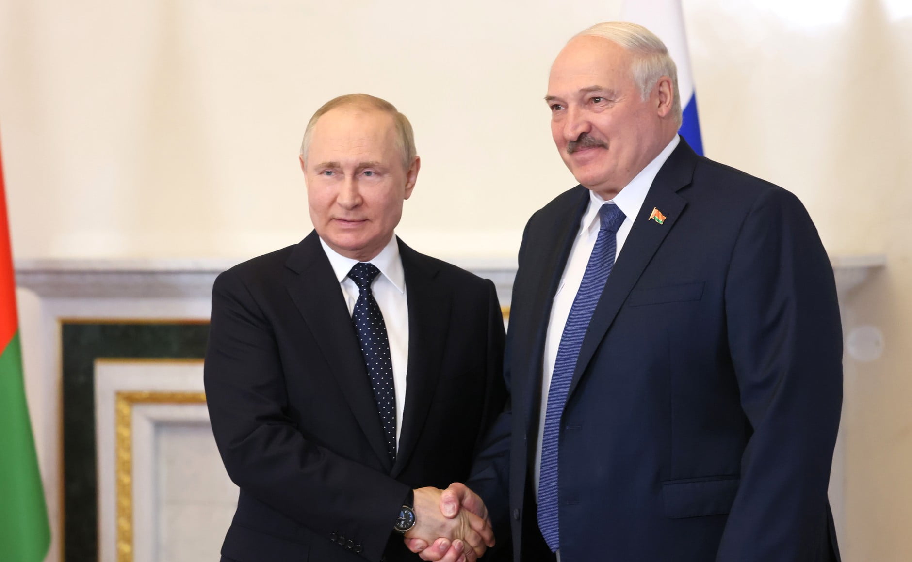 Lukașenko pune armament nuclear pe avioane