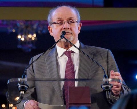 Salman Rushdie a supraviețuit atacului brutal