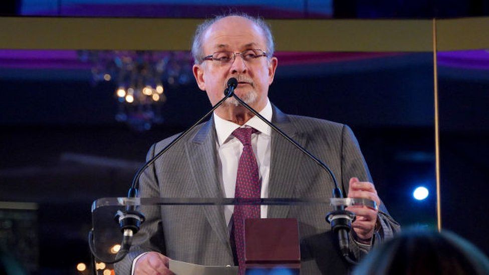 Salman Rushdie a supraviețuit atacului brutal