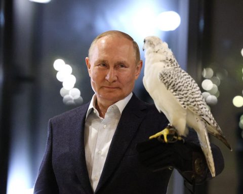 Popularitatea lui Putin scade la 77%
