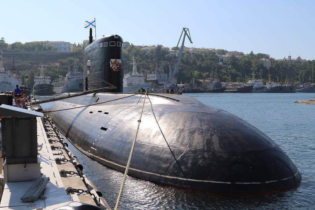 Rușii și-au retras submarinele din Crimeea