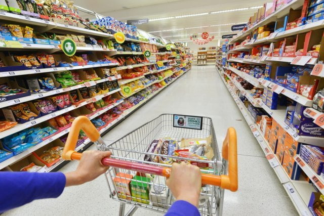 Supermarketul, mai scump decât la piață