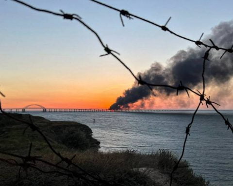 Podul Kerci arde violent, probabil compromis