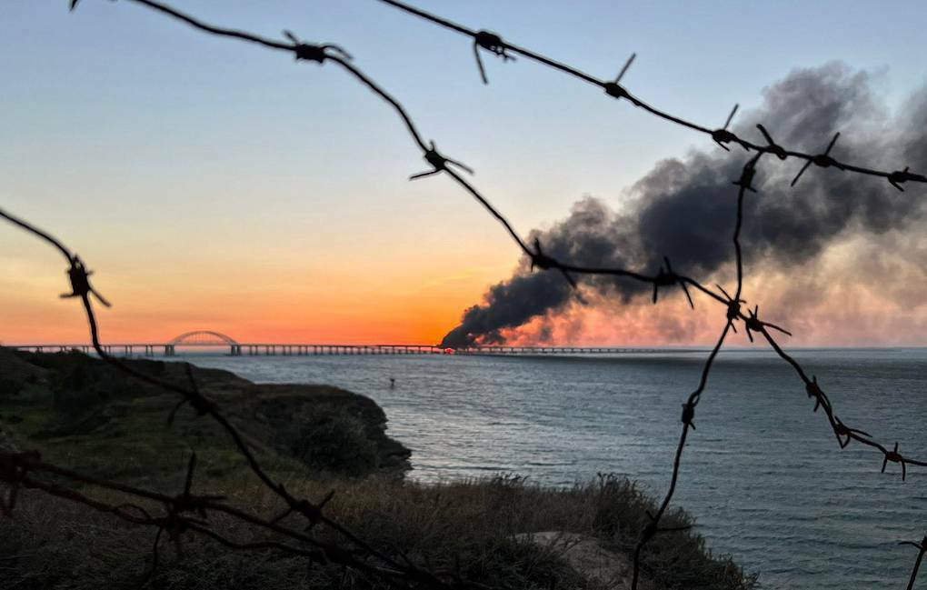 Podul Kerci arde violent, probabil compromis
