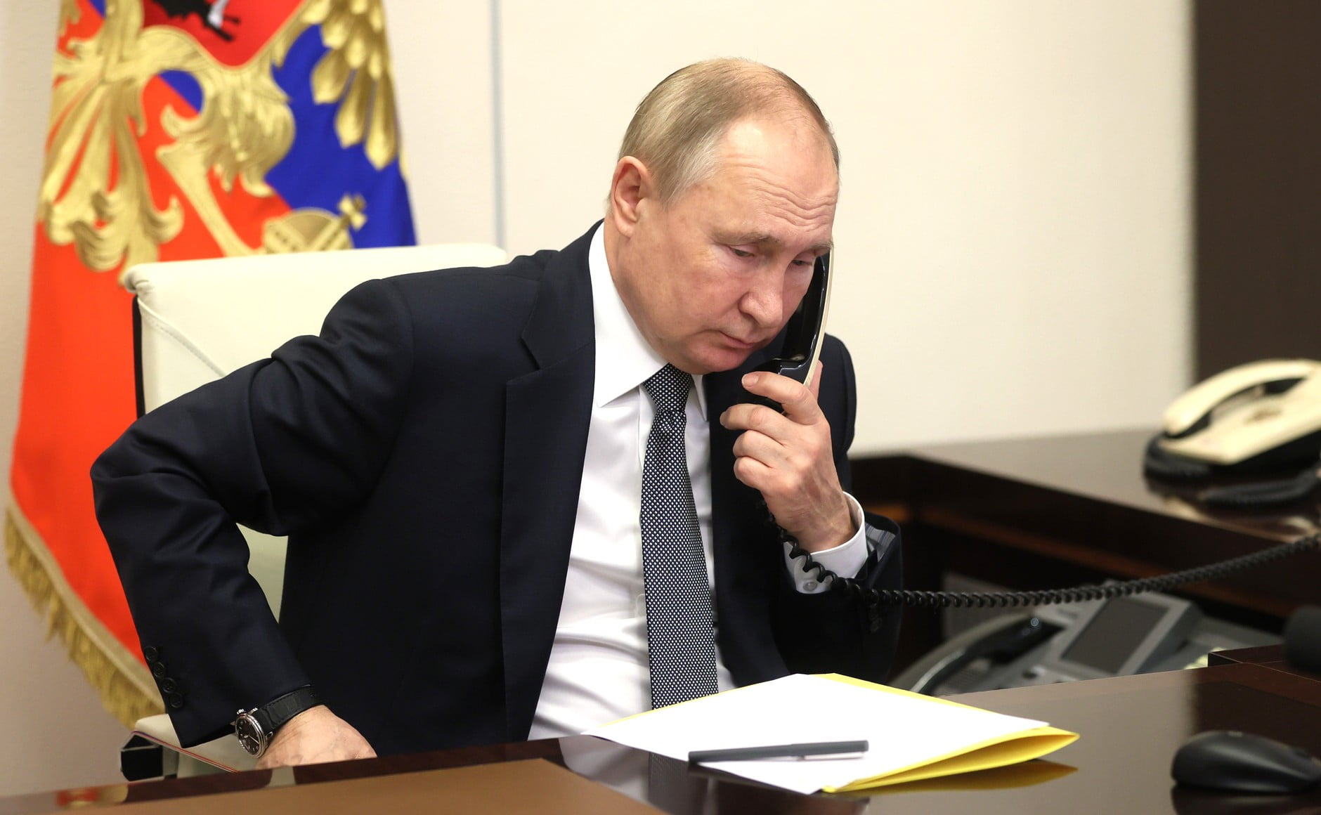 Putin vrea să suprime telefonul roșu