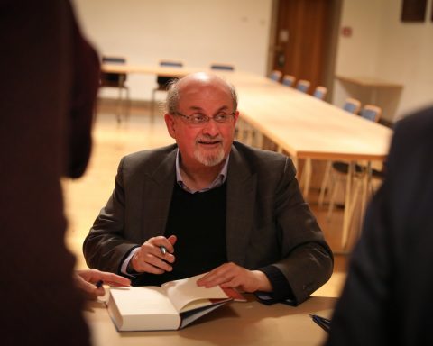 Rushdie, fără un ochi, mână invalidă