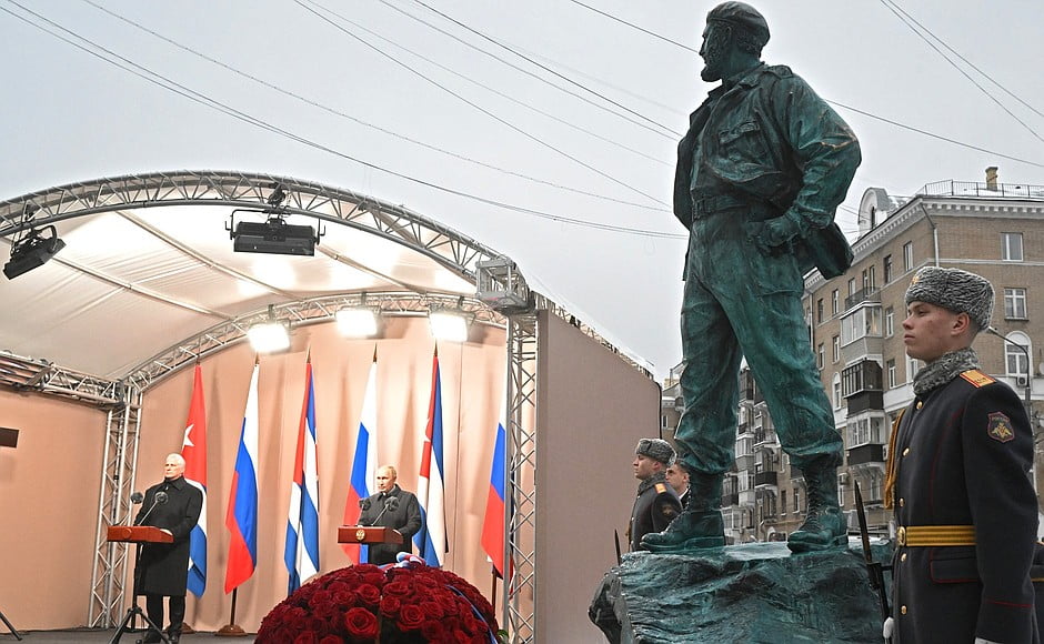 Putin inaugurează statuia lui Fidel Castro