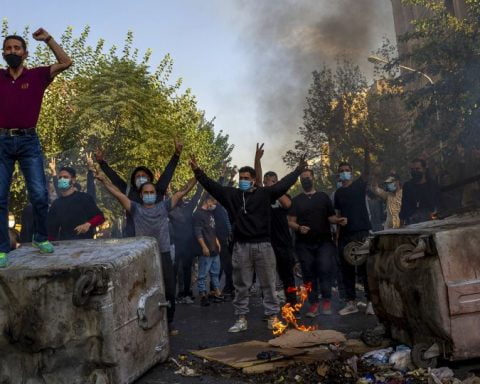 Iranul admite sute de morți (proteste)