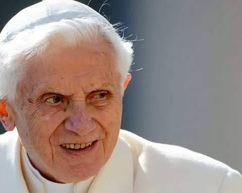 Papa emerit Benedict XVI a murit