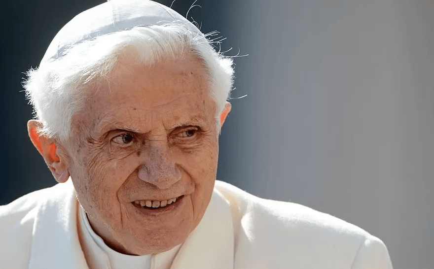 Papa emerit Benedict XVI a murit
