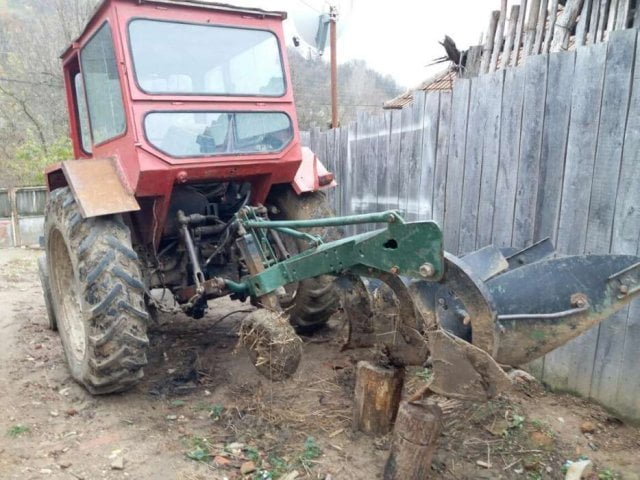 Beți, fără permis, cu tractorul la mall