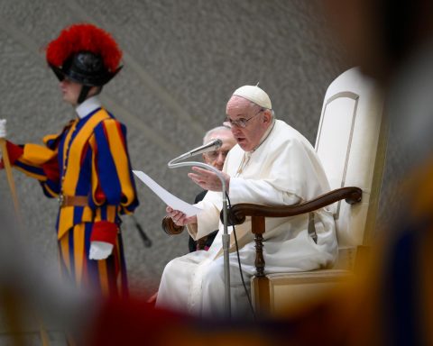 Papa Francisc apără iar comunitatea gay