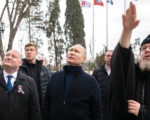 Putin lejer, vizită neanunțată în Crimeea