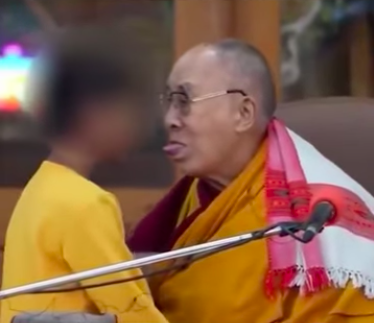 Dalai Lama, unui băiețel Suge-mi limba