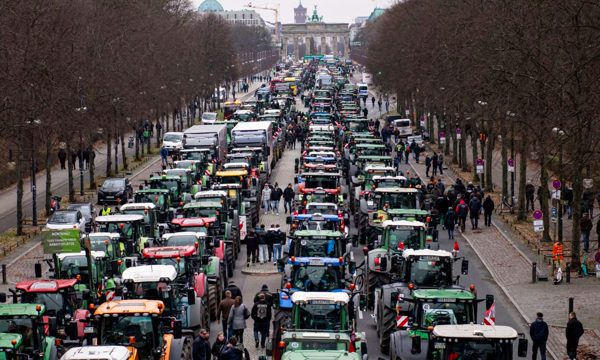 Fermierii protestează în Europa, extremiștii profită