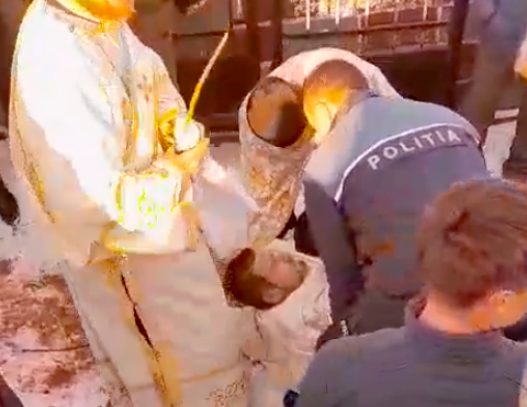 Un preot ortodox blochează înmormântarea penticostală