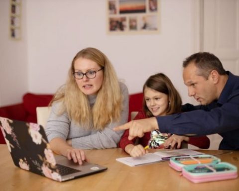 Mii de copii din România, "homeschooling"